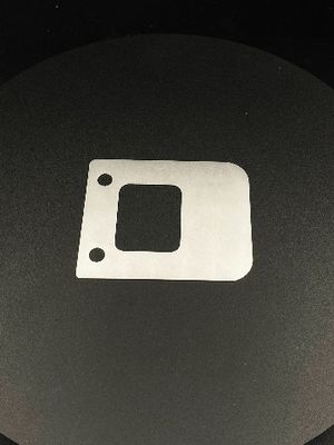 Maßgeschneidertes Edelstahlmaterial für die Größe. Maßgeschneiderte Stanzteile für Automobilteile